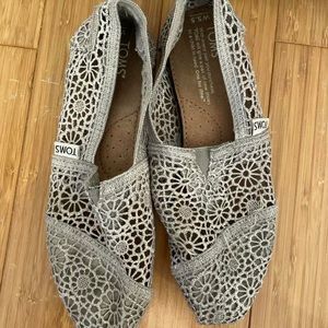 Crochet toms